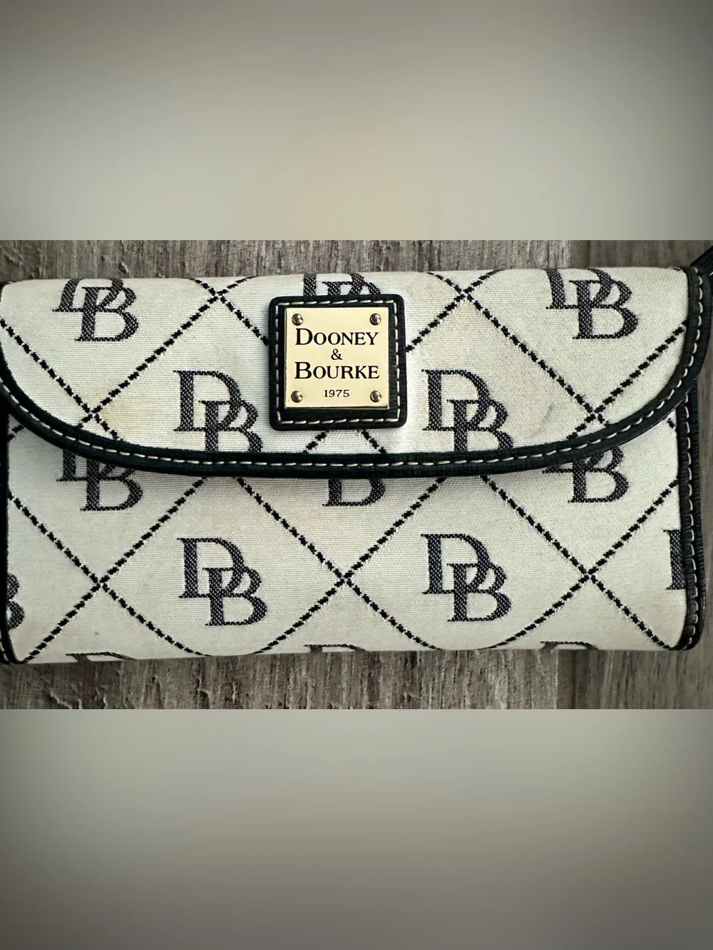 Dooney & Bourke Cream and Black Signature Canvas Wallet - Picture 2 of 7